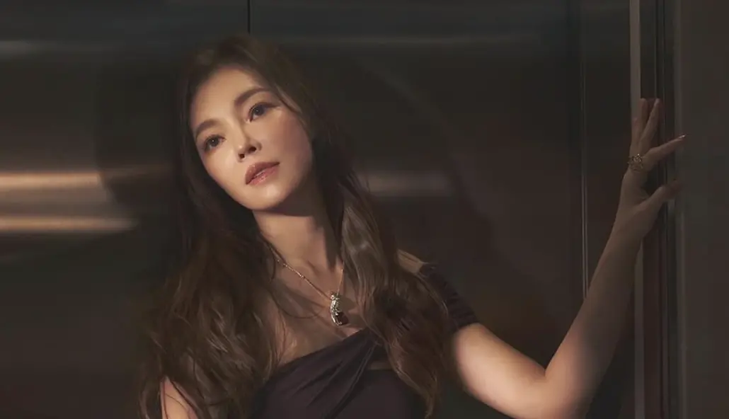 ▲鴻海董事長郭台銘的妻子曾馨瑩（如圖）近期曬出絕美「背影照」，放送粉絲福利，深V開到腰際的設計辣度破表，吸引不少粉絲朝聖。（圖／曾馨瑩 IG hsin_ying_tseng）