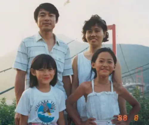 ▲玄彬因《愛的迫降》情定孫藝真！從小就夫妻臉甜喊：她是皇后娘娘。（圖／微博@漢敬-sonyejinonly）