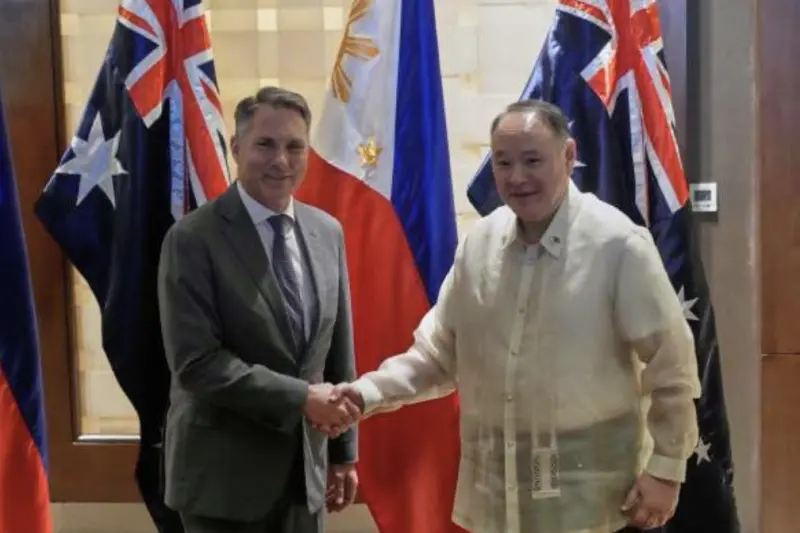 ▲澳洲國防部長馬勒斯（Richard Marles）（左）與菲律賓國防部長鐵歐多洛（Gilberto Teodoro）（右）在馬尼拉會晤，宣布兩國將簽署新防禦協議，強化軍事合作以因應南海緊張局勢。（圖／美聯社／達志影像）