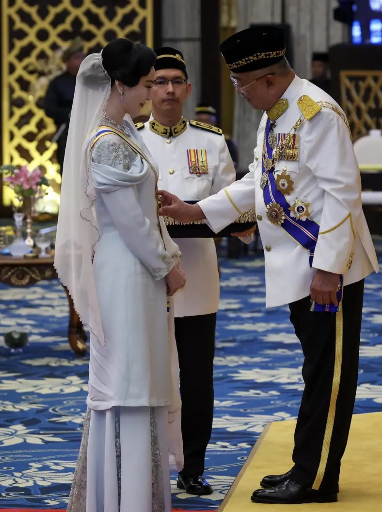 ▲中國女星范冰冰身穿馬來傳統服飾，頭戴長紗頭巾，在馬六甲州政府行政中心大禮堂接受州元首莫哈末阿里冊封拿督榮銜。（圖／翻攝自馬通社）