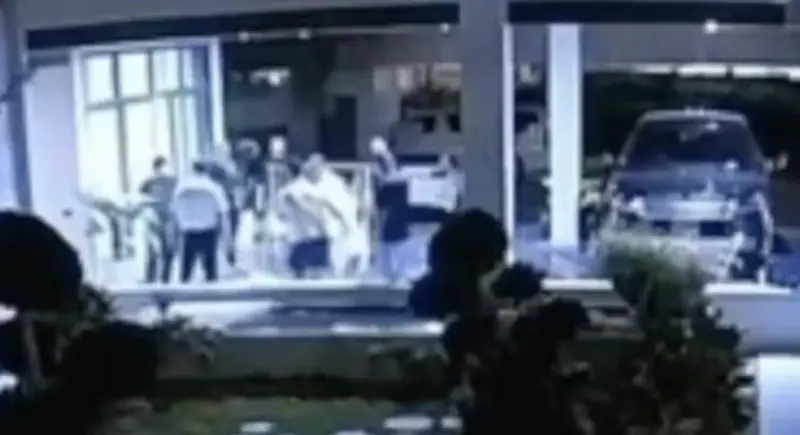 ▲監視器畫面顯示，數名男子在住宅區內對一名泰國男子進行暴力攻擊。（圖／翻攝自泰國頭條新聞）