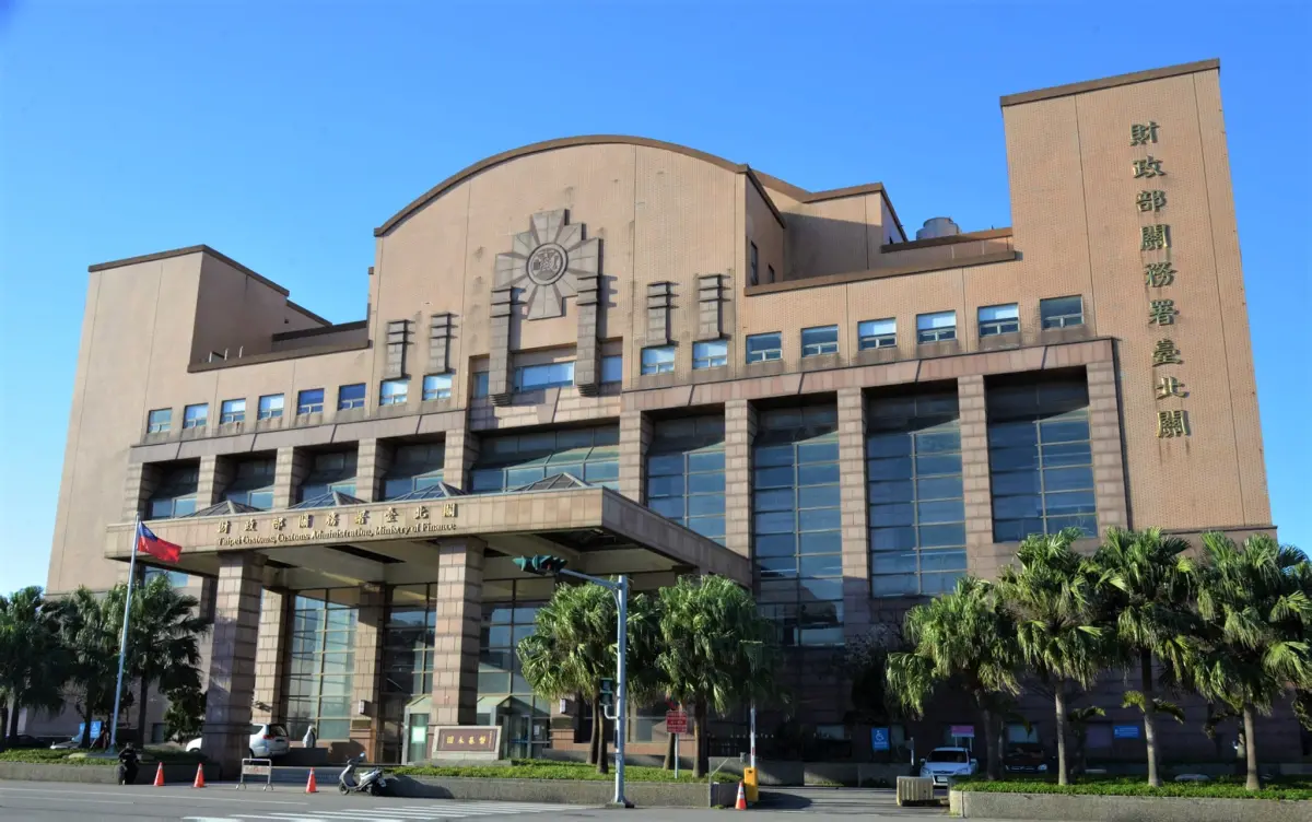 ▲一名英國籍旅客拒絕開箱受檢，經查行李中查獲疑似第二級毒品大麻花，移送法務部調查局偵辦。圖為關務署臺北關（圖／翻攝自臉書關務署臺北關）