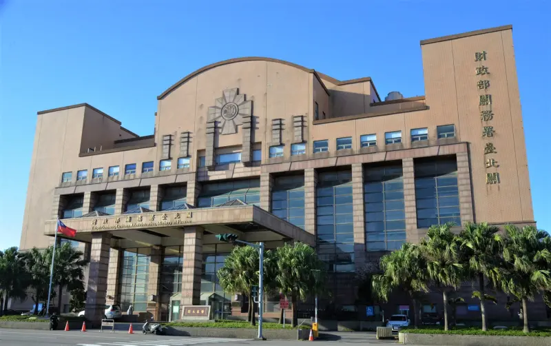 ▲一名英國籍旅客拒絕開箱受檢，經查行李中查獲疑似第二級毒品大麻花，移送法務部調查局偵辦。圖為關務署臺北關（圖／翻攝自臉書關務署臺北關）