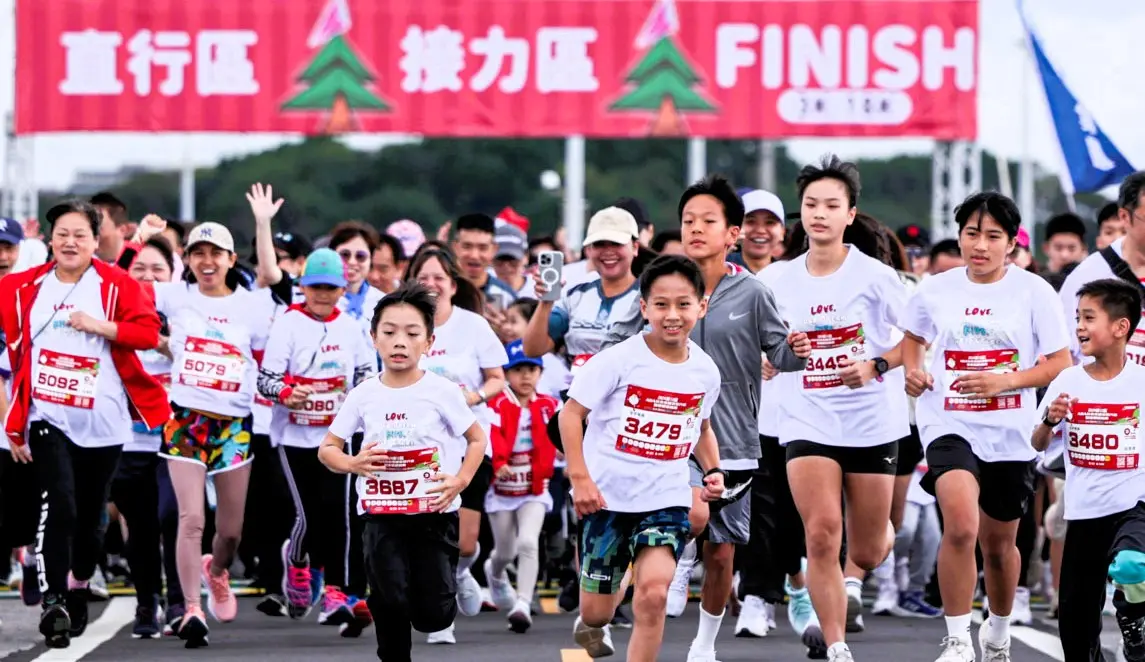 ▲跑道上歡笑聲不斷！3K夢幻打卡組大小朋友一起出發。（圖／ADA聖誕路跑提供）