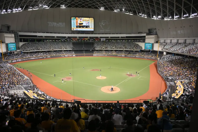 ▲中信兄弟擔任台灣大賽前2戰大巨蛋主場球隊，門票今（15）日全面開賣就熱銷，根據球團最新消息，前2戰內外野一般座位區全部完售，有機會創造台灣大賽史上，前2戰合計8萬人進場的空前紀錄。（圖／記者林柏年攝，2025.08.24）