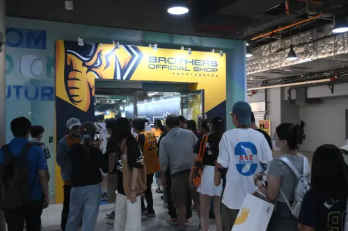 ▲中信兄弟《排球少年》同樣推出聯名球衣，球迷排隊準備進場搶購。（圖／記者林柏年攝，2025.08.24）
