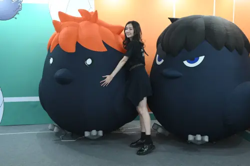 ▲球迷、劇迷跟排球少年吉祥物日野烏鴉合照。（圖／記者林柏年攝，2025.08.24）