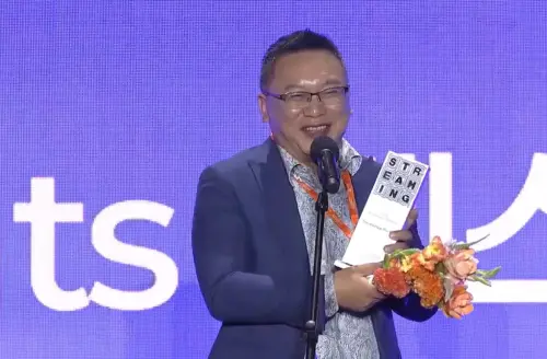 ▲《The Outlaw Doctor 化外之醫》代表台灣於全球OTT大獎（Global OTT Awards），榮獲「最佳亞洲內容獎（Best Asian Contents）」，製作人湯昇榮開心領獎。（圖／公視、中華電信、瀚草文創）