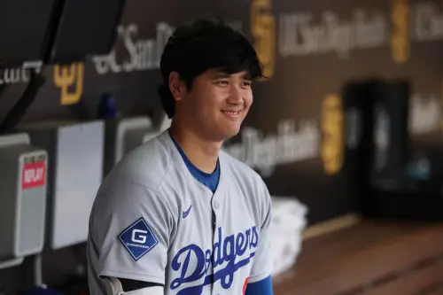 ▲大谷翔平開轟繞壘後開玩笑地與一名不斷朝他和道奇休息區噓聲不斷的教士球迷擊掌互動，這一幕讓全場和媒體都莞爾一笑。（圖／美聯社／達志影像）