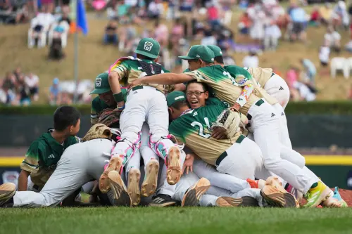 影／台灣威廉波特奪冠！教練激情「疊羅漢」慶祝　主帥賴敏男落淚
