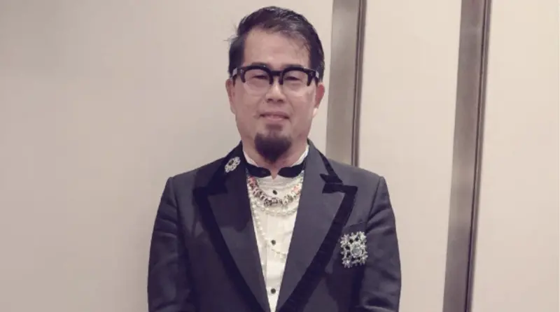 ▲63歲知名服裝設計師林國基（如圖）近日上節目介紹600萬名牌包，主持人Melody驚呼：「第一次看到！」事後遭到觀眾質疑造假，掀起網上熱議。對此《NOWNEWS今日新聞》求證林國基方面，截稿前尚未得到回應。（圖／翻攝自林國基臉書）