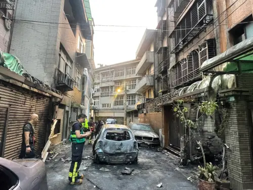▲今天清晨新北新店發生火警意外，自小客車燃燒過後已成廢鐵。（圖／翻攝畫面）