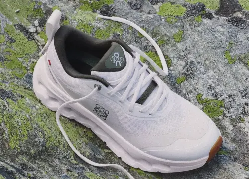 ▲時尚品牌「Loewe」與On合作開賣聯名系列，雙方首次合作就引發搶購風潮，因而讓彼此決定延續每季合作，目前兩品牌已合作3年。（圖／Loewe臉書）