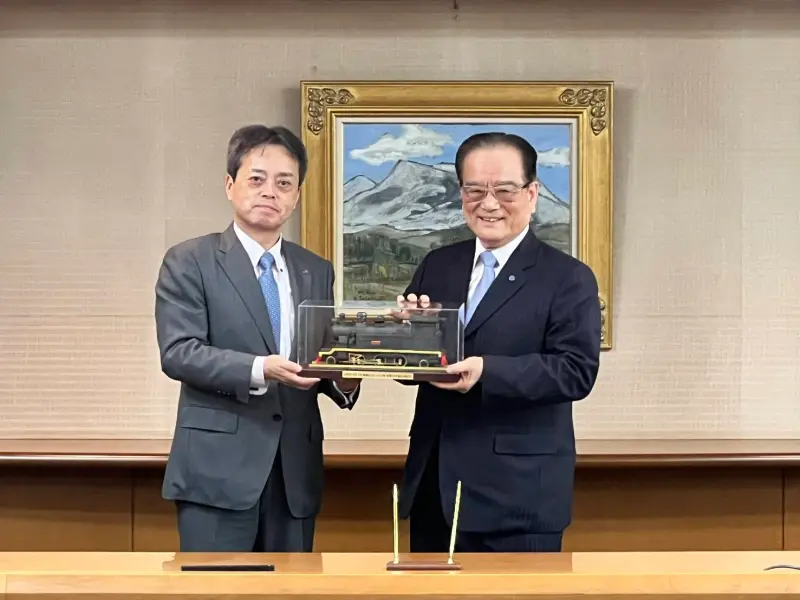 ▲台鐵董事長鄭光遠近日與日本JR九州公司簽署合作備忘錄。（圖／台鐵提供）