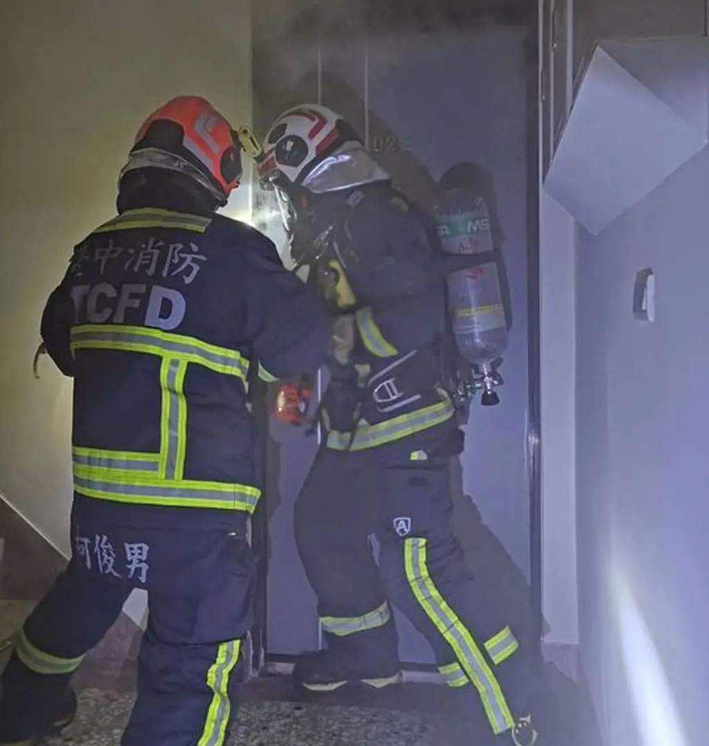 ▲台中豐原一處出租套房大火，一對中年情侶成焦屍。(圖／翻攝畫面)