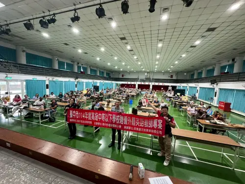 ▲台中市警察局第一分局波麗士8月21日受教育局邀請，配合英美達文教事業有限公司，來到臺中東區臺中國小，為「臺中市114年度高級中等以下學校聘僱外籍英語教師」帶來一場趣味十足的犯罪預防宣導！（圖/記者鄧力軍翻攝）