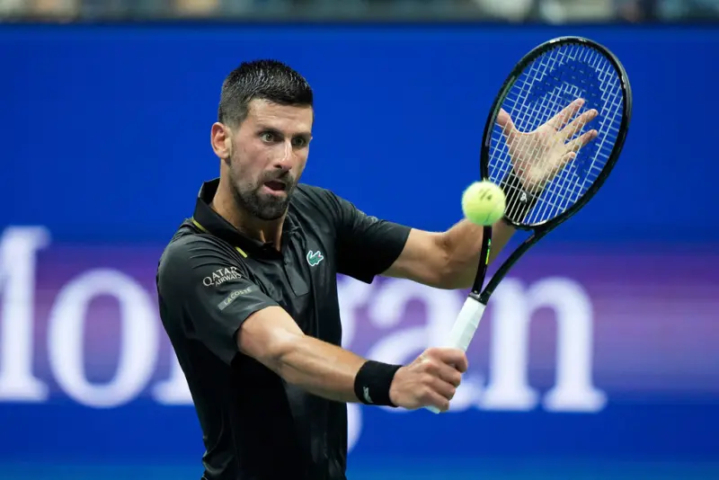 ▲38歲塞爾維亞前世界球王喬科維奇（Novak Djokovic）日前在美國網球公開賽的男單64強中在首盤搶七失利後，展現強大抗壓力，連趕三盤最終勝出，他也在64強獲勝的記者會中，分享了他認為身為網球選手，他認為的終極的目標與挑戰。（圖／美聯社／達志影像）