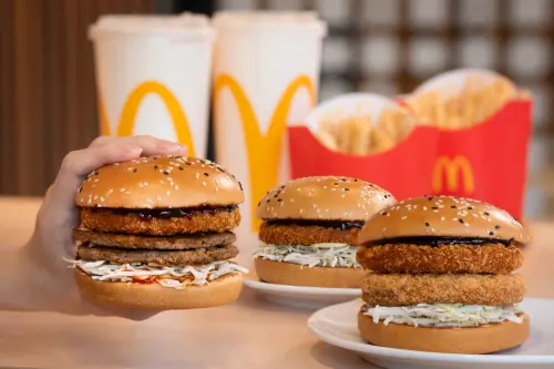 ▲「韓味雙牛魷魚堡」單點124元、經典套餐189元，「韓味魷魚堡」單點99元、經典套餐164元，「日式豬排魷魚堡」單點124元、經典套餐189元。「海派魷魚分享盒」450元：含2份主餐 （韓味雙牛魷魚堡或日式豬排魷魚堡)　+20塊麥克雞塊+1包大薯(可加3元升級為搖搖薯條)，再享指定飲品買一送一。（圖／麥當勞提供）