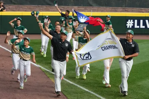 ▲威廉波特少棒奪冠過程中，東園國小教練駱政宇一句『我只是上來帥一下』的幽默，瞬間化解孩子的緊張情緒，成為最佳暫停示範。（圖／美聯社／達志影像）