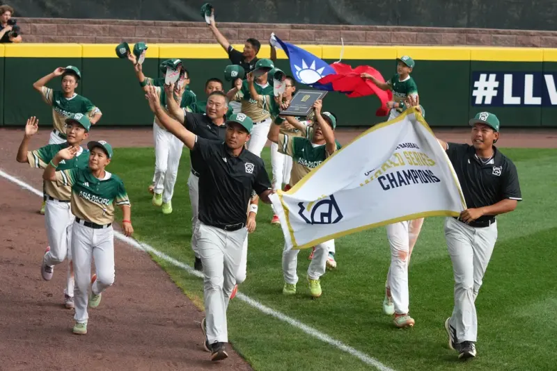 ▲台北市東園國小今（25）日代表台灣奪下威廉波特少棒賽冠軍，在關鍵6局上，東園國小喊暫停，並由駱政宇教練走上投手丘，他用幽默喊話成功化解小選手情緒，引起網友熱議。（圖／美聯社／達志影像）