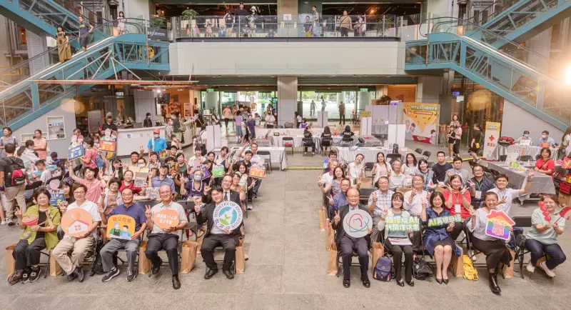 ▲114年祖父母節活動全體大合影。（圖／教育部提供）