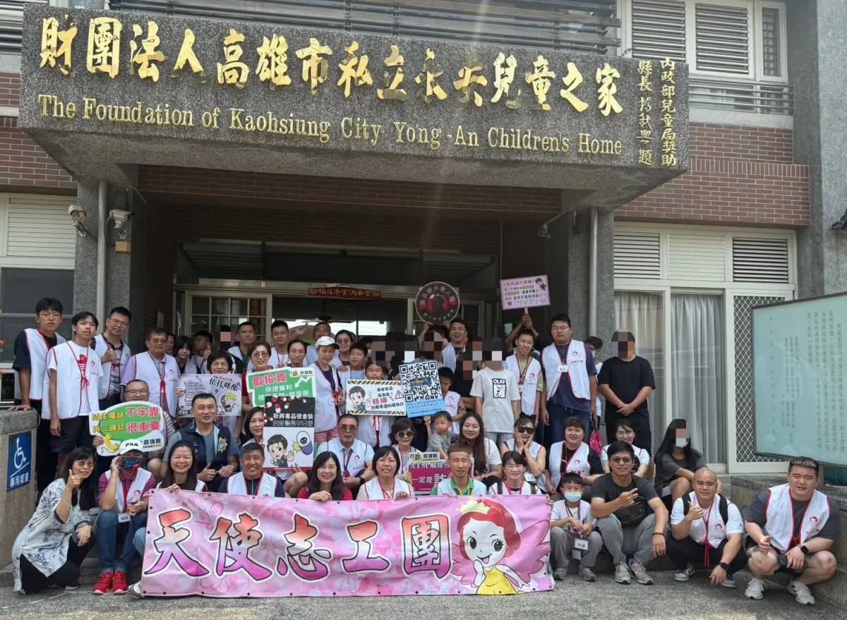 ▲ 高市少年隊與天使志工團攜手合作向永安向育幼院的孩子們分享青少年比較容易遇到的詐欺案例。（圖／高市警局少年隊提供）