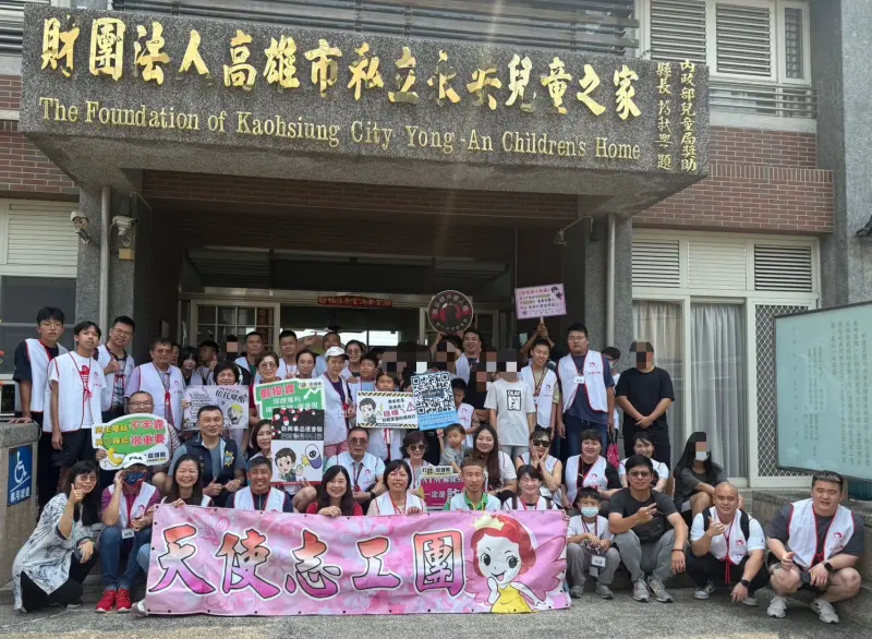 ▲ 高市少年隊與天使志工團攜手合作向永安向育幼院的孩子們分享青少年比較容易遇到的詐欺案例。（圖／高市警局少年隊提供）