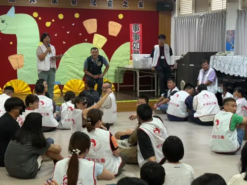 ▲ 這次宣導活動由高雄市政府警察局少年警察隊「防詐宣導團」向現場22位院童及50幾位天使志工團志工分享最新型態詐欺案例案例。（圖／高市警局少年隊提供）