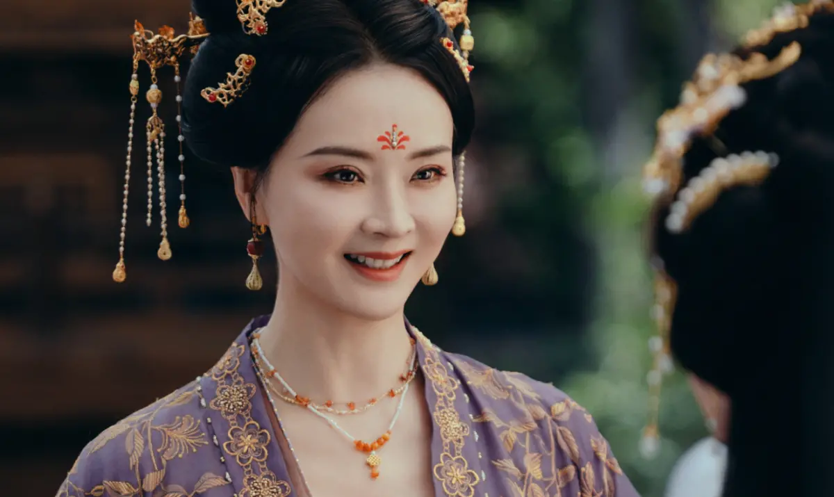 ▲51歲的王艷（如圖）靠著《還珠格格II》的晴格格一角走紅，1997年她嫁入豪門，但老公王志才近期卻爆出財務危機，王艷疑似因此才大量接戲，還跨足直播圈帶貨。（圖／微博＠王艷）