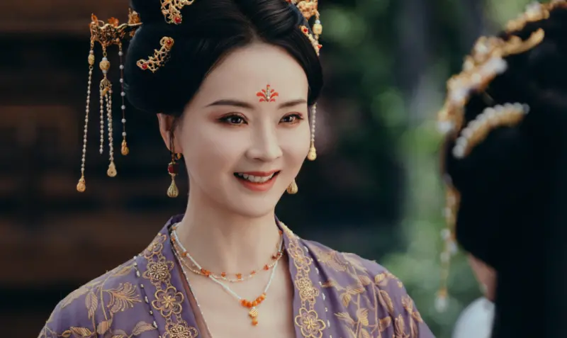 ▲51歲的王艷（如圖）靠著《還珠格格II》的晴格格一角走紅，1997年她嫁入豪門，但老公王志才近期卻爆出財務危機，王艷疑似因此才大量接戲，還跨足直播圈帶貨。（圖／微博＠王艷）