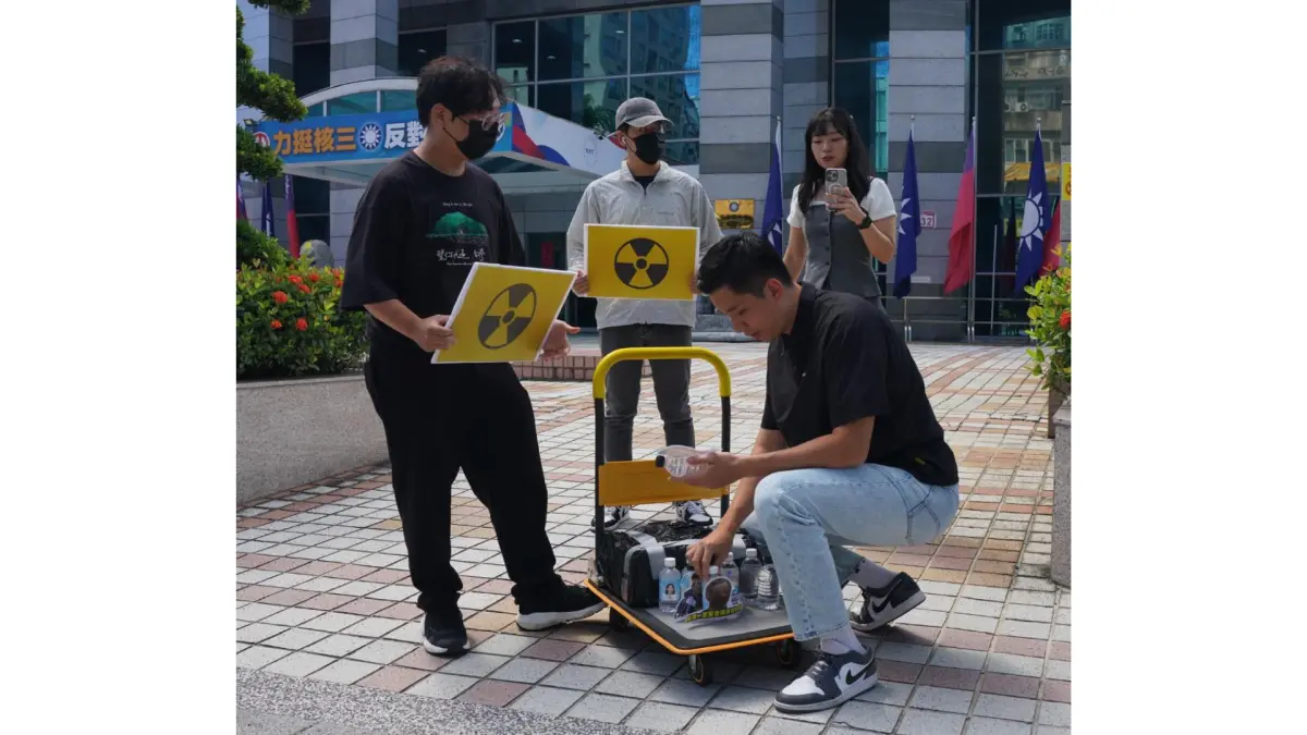 ▲民進黨台北市議員參選人陳聖文，突擊將象徵蘭嶼核廢水的物件送至國民黨中央黨部。（圖／陳聖文臉書）