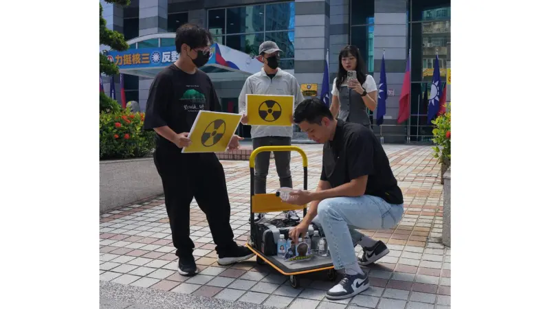 ▲民進黨台北市議員參選人陳聖文，突擊將象徵蘭嶼核廢水的物件送至國民黨中央黨部。（圖／陳聖文臉書）