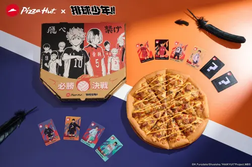 ▲單點「炙燒明太子大披薩」優惠價399元，還隨機贈送《排球少年!!》必勝透卡1款。（圖／必勝客提供)