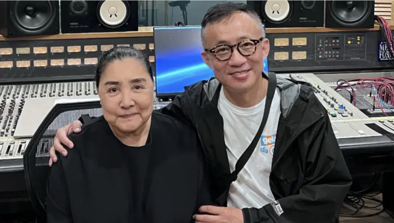 ▲71歲藝人陳盈潔（如圖）腎衰竭併發敗血症現正躺床治療中，如今醫生透露難以說話，摯友許常德（右）也設想過最壞打算，向陳盈潔的姊姊說：「那妳要祝福我們，因為我們要繼續奮鬥下去！」（圖／翻攝自許常德的地下手記臉書）