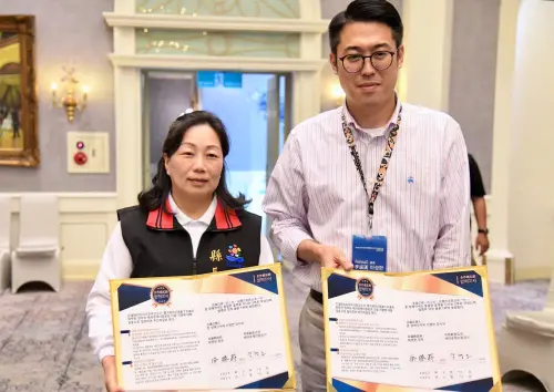 ▲花蓮縣縣長徐榛蔚（圖左）與韓國可依航空（Aero K）李盛漢組長（圖右）簽署啟動直航合作備忘錄（MOU）。（圖／翻攝自徐榛蔚FB）