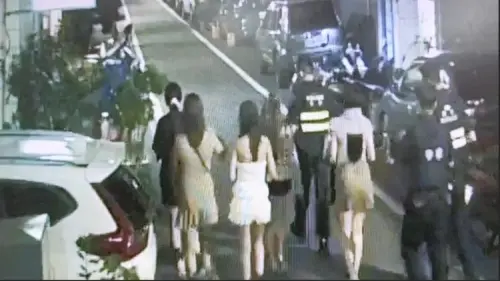 ▲桃園昨天（24號）晚上，多名火辣女子在巷弄內狂奔遭警方帶回派出所。（圖／警方提供）