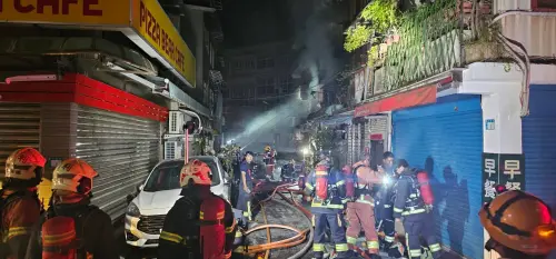 ▲今天清晨新店發生火燒車事故，消防到場滅火。（圖／翻攝畫面）