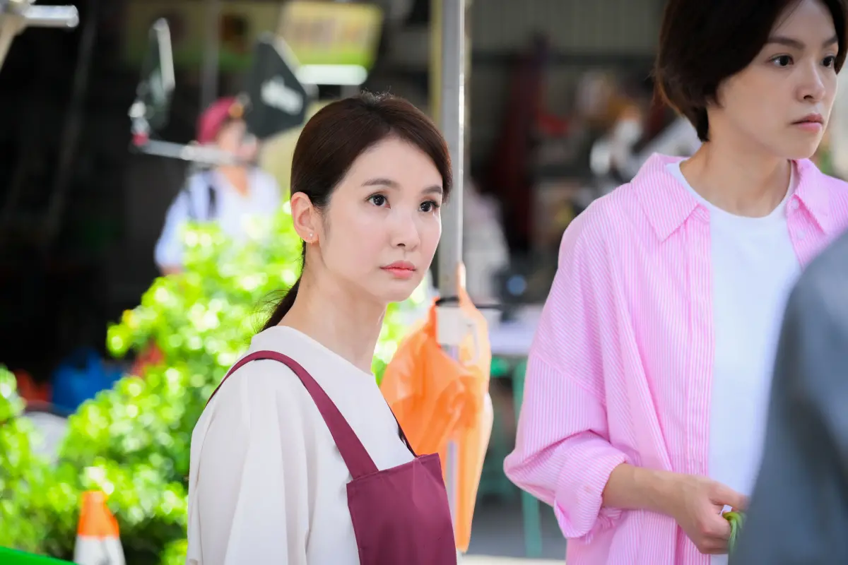 ▲網紅饅頭媽的繼母陳小菁（如圖）是八點檔女神，近來在《百味人生》中飾演賣杏仁茶的老闆娘，街邊叫賣模樣讓觀眾眼睛為之一亮。（圖／三立提供）