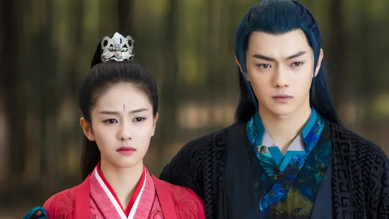 ▲許凱（右）前女友大金爆料，稱許凱對她家暴，且許凱跟同公司女星白鹿（左）在一起過。（圖／微博＠電視劇招搖）