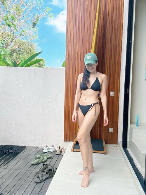 ▲路嘉怡日前分享比基尼照，大秀緊實腹肌與逆天身材，完全看不出已經51歲。凍齡狀態讓粉絲驚呼：「狀態超仙！」（圖／翻攝自路嘉怡臉書）