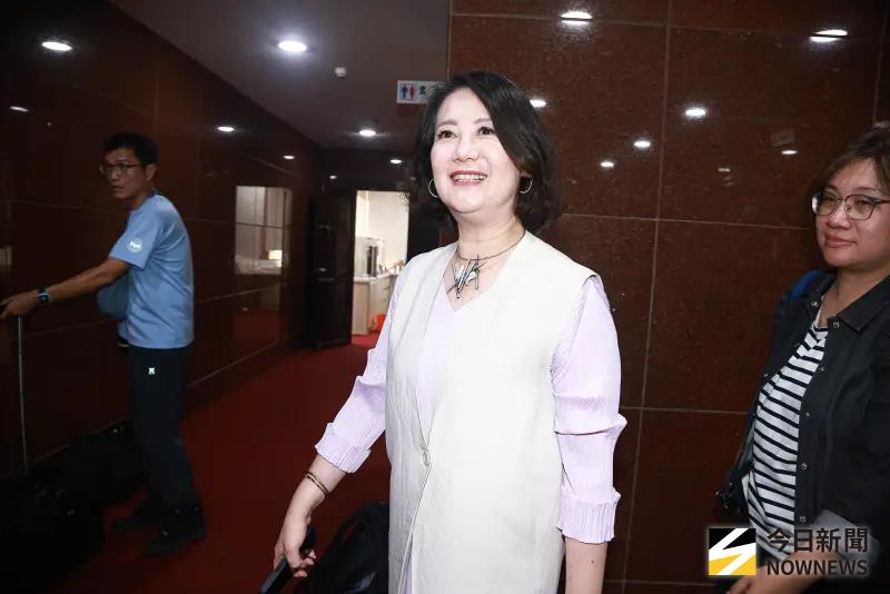 ▲行政院副院長鄭麗君今（25）日首次以「談判代表」身份站上備詢台，而民進黨立委吳思瑤質詢時大讚賴政府「全程透明公開」、「沒有黑箱」。（圖／記者葉政勳攝 ,2025.08.25）