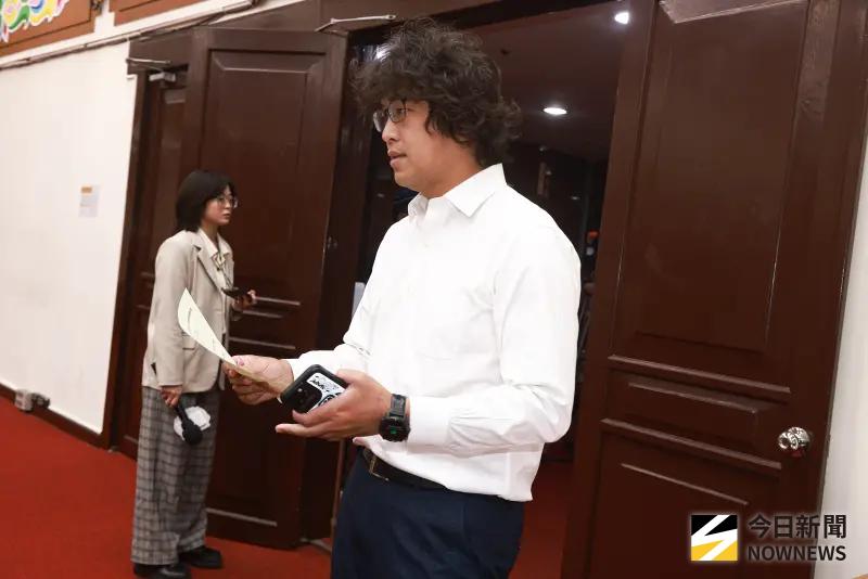 ▲民進黨立委沈伯洋自爆疑似被針孔偷拍家門口。。（圖／記者葉政勳攝，2025.08.25）