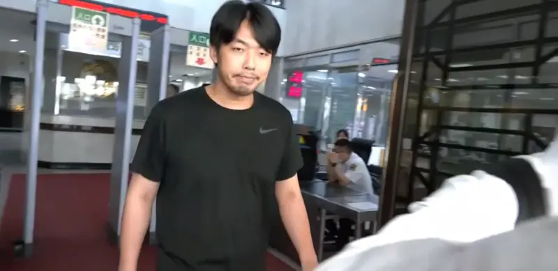 ▲臉書粉絲專頁「迷因台式民主」版主、工程師戴瑞甯一審後停止羈押但限制住居。（圖／翻攝畫面）