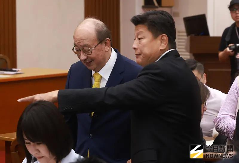 ▲國民黨黨團總召傅崐萁（右）與民進黨黨團總召柯建銘（左）日前互動有說有笑。（圖／記者葉政勳攝，2025.08.25）