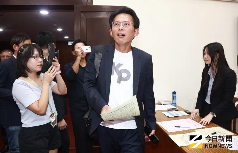 ▲民眾黨主席黃國昌強調，他在中研院的學術成績有目共睹，穿鑿附會的說法不必回應。（圖／記者葉政勳攝）