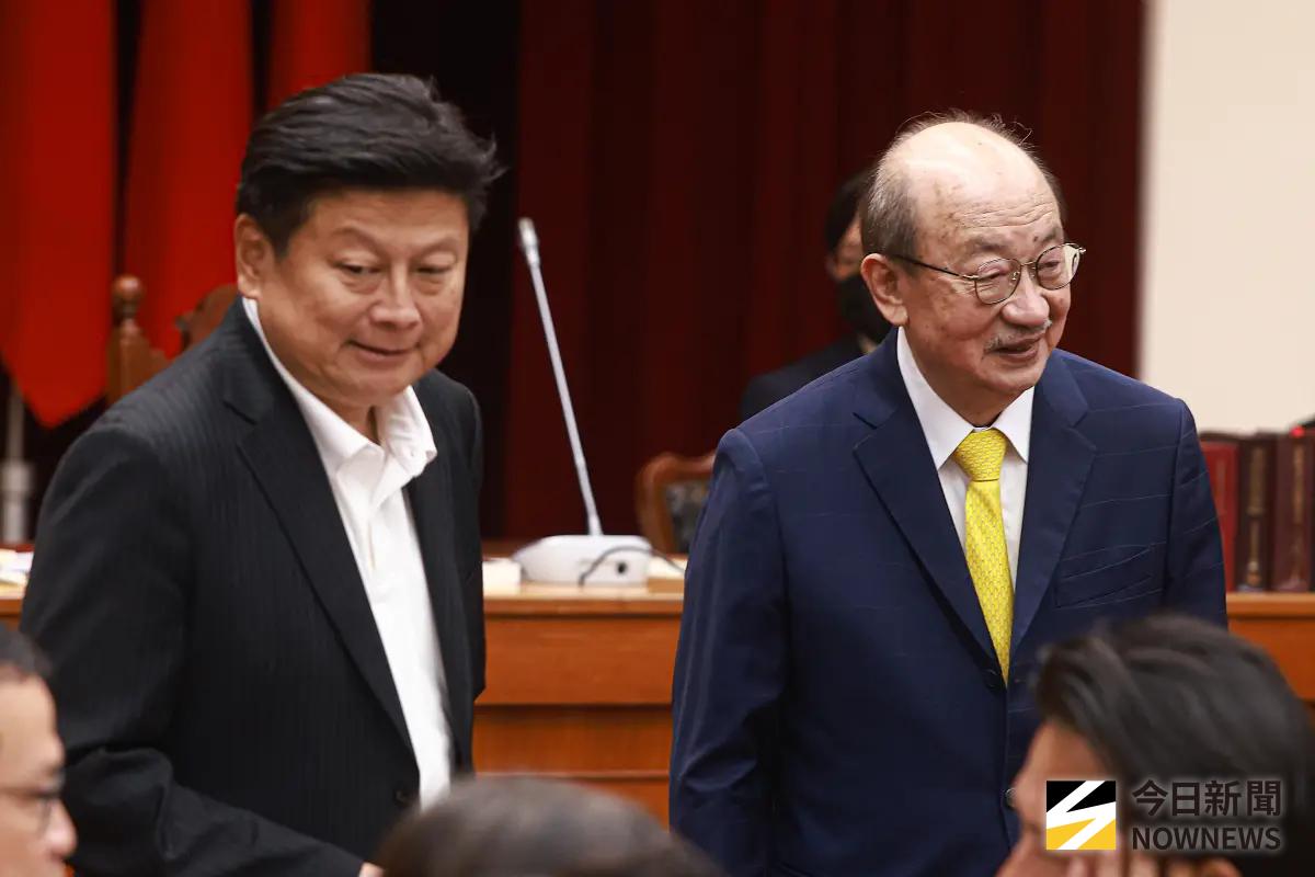 ▲民進黨立院黨團總召柯建銘（右）遭逼宮，相較之下，國民黨立院黨團總召傅崐萁（左）在黨內地位就難以挑戰。（圖／記者葉政勳攝，2025.08.25）