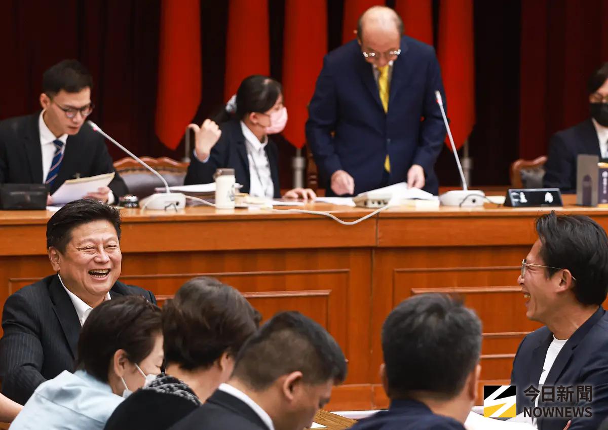 ▲國民黨立法院黨團總召傅崐萁（左）與民眾黨立委黃國昌（右）在修憲委員會上有說有笑。（圖／記者葉政勳攝 ,2025.08.25）