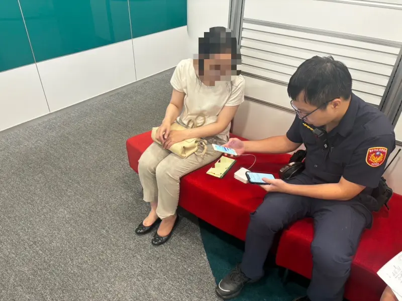 ▲愛貓心切女網友欲匯58元運費，銀行行員察覺金額異常，立即通報警方，成功阻止(圖／警方提供2025.8.25)