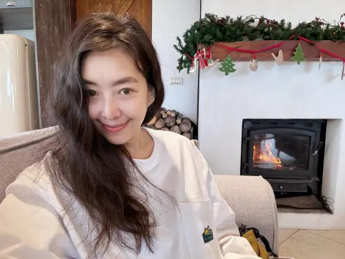 51歲路嘉怡比基尼辣照大解放！首公開凍齡2祕訣　粉絲驚：超少女
