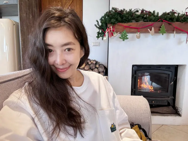 ▲路嘉怡（如圖）日前歡度51歲生日，她在社群媒體上分享比基尼辣照，大方秀出緊實腹肌與逆天長腿，完全看不出已經超過半百，並透露保持美麗的2祕訣是縮小腹和踮腳尖，照片一曝光，立刻引發粉絲熱議，紛紛驚嘆她的凍齡美貌與絕佳體態，直呼狀態很像少女！（圖／翻攝自路嘉怡臉書）